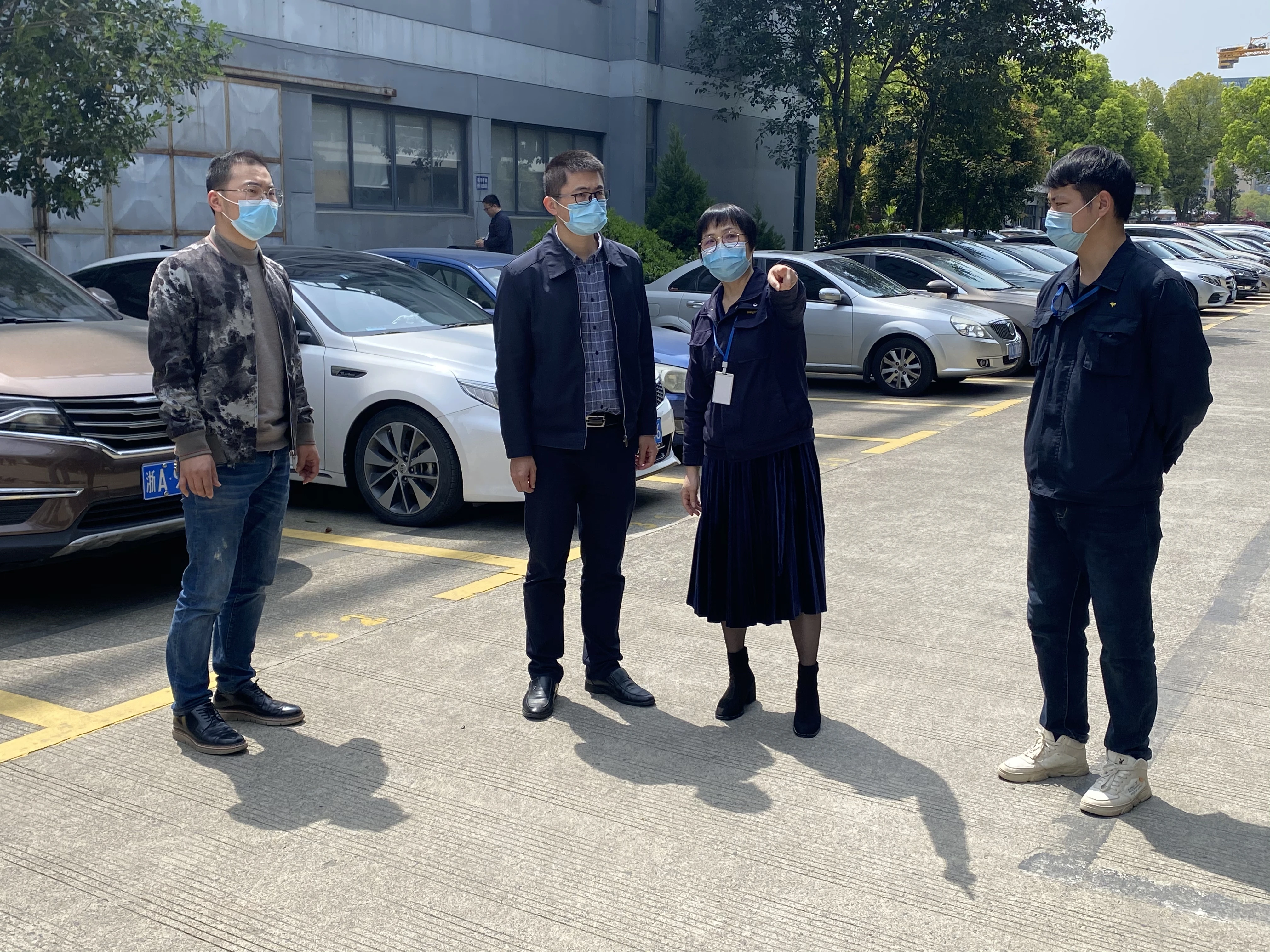 西湖区副区长李扬章一行莅临浙大完美（中国）一站式服务官网督导、检查进口物料防疫工作