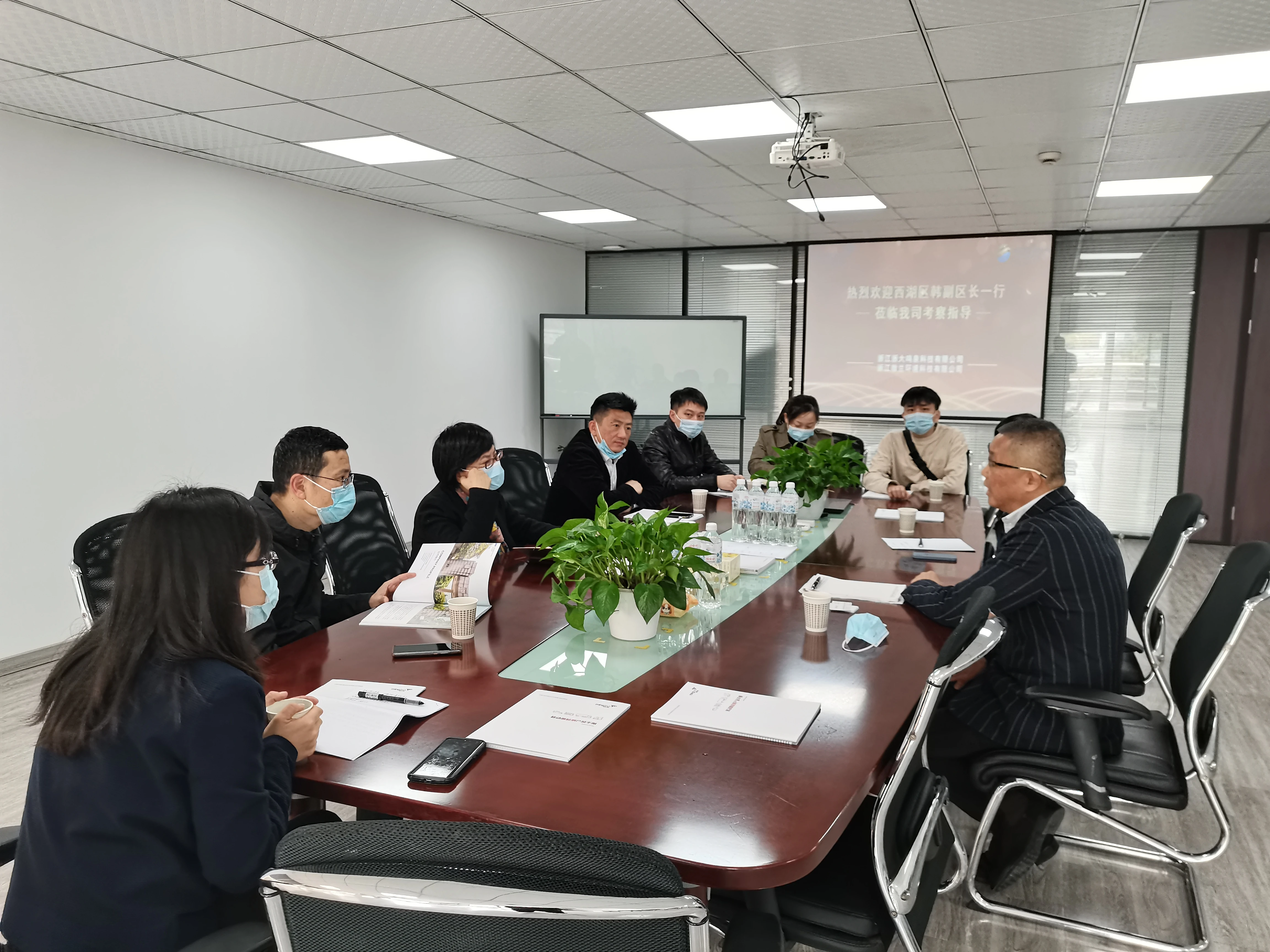 西湖区韩斌副区长一行莅临浙大完美（中国）一站式服务官网考察指导工作